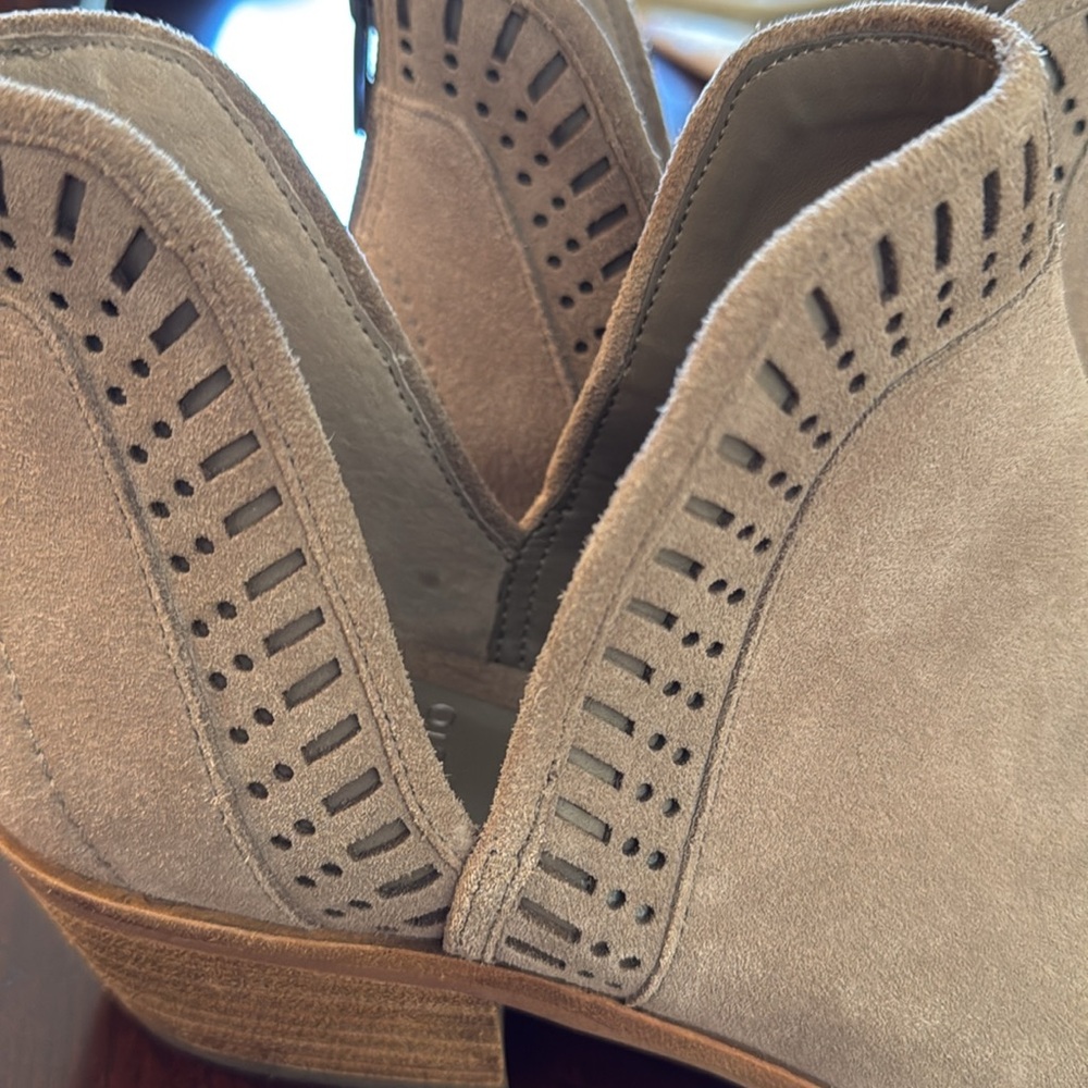 Vince Camuto Women’s VP-Philena Suede Leather Booties color tan size 9.5 - Picture 12 of 13